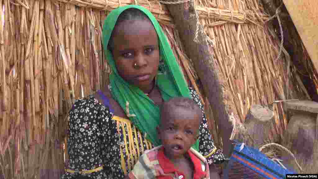 Chatou Chiwa et son fils Mamadou dans le camp de réfugiés d’Assaga, Diffa, Niger, le 18 avril 2017 (VOA/Nicolas Pinault)