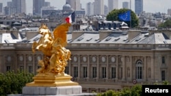 Cờ rủ của Pháp và Liên hiệp châu Âu treo trên Bến Orsay, Paris 28/7/14. Pháp treo cờ rủ trong 3 ngày tưởng niệm nạn nhân tai nạn phi cơ