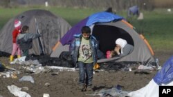 Suasana camp di perbatasan Macedonia dan Serbia dekat desa Tabanovce, Macedonian, 8 Maret 2016 (Foto: dok).