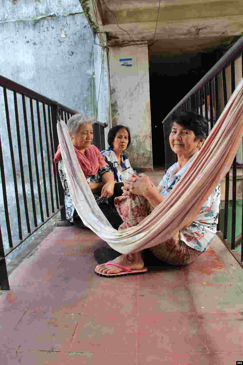 (From left to right) Ly Sou, Som Sokhon, Penh Sarin, residents who have lived on fourth floor in Phnom Penh&#39;s &ldquo;White Building&rdquo; since 1979, say they have not been informed by the local authority yet about an upcoming plan to knock down the old building. (Nov Povleakhena/VOA Khmer) 