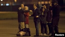 지난 2014년 11월 2년간 북한에 억류되었다가 풀려난 한국계 미국인 케네스 배 씨(왼쪽)가 워싱턴주 공군기지에 도착한 후 마중나온 가족들과 포옹하고 있다.