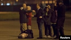 지난 2년간 북한에 억류되었다가 전격 석방된 케네스 배 씨가 8일 미국 워싱턴주 공군기지 공항에서 도착해 가족들과 포옹하고 있다.