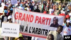 Des manifestants tiennent une banderole au cours d’une marche pour demander la transparence lors des élections de l'an prochain à Dakar, le 28 décembre 2018. 