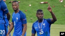 Paul Pogba (droite) avec Evra, capitaine des Bleus lors de l'Euro 2016.