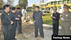 북한 김정은 국방위원회 제1위원장이 평양 문수지구의 아동병원 건설현장을 돌아봤다고 조선중앙통신이 6일 보도했다. 일부 언론은 이 사진에 명백한 조작의 흔적이 있다고 주장했다.