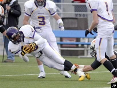 Oshpaz qinni tatib koradi va unga jinsiy olatini yopishtiradi