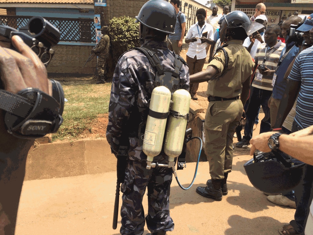 Polisi wa Uganda nje ya nyumba ya mpinzani