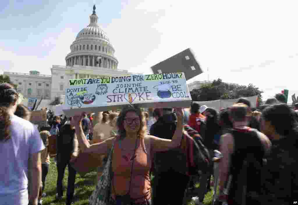 این زن معترض مقابل کنگره آمریکا در شهر واشنگتن. میلیون&zwnj;ها نفر در سراسر جهان، برای اعتراض به بی توجهی به تغییرات آب و هوایی روز جمعه به خیابان ها آمدند.&nbsp;