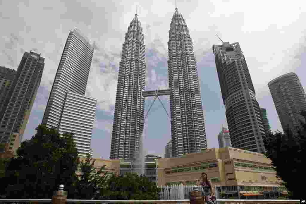 Menara Kembar Petronas di Kuala Lumpur, Malaysia, memiliki ketinggian 452 meter.&nbsp;