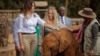 Первая леди США посетила в Кении приют для слонов