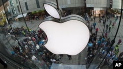 애플사의 신형 아이폰이 출시된 지난해 9월 독일 뮌헨의 애플 매장에 사람들이 줄을 서 있다.