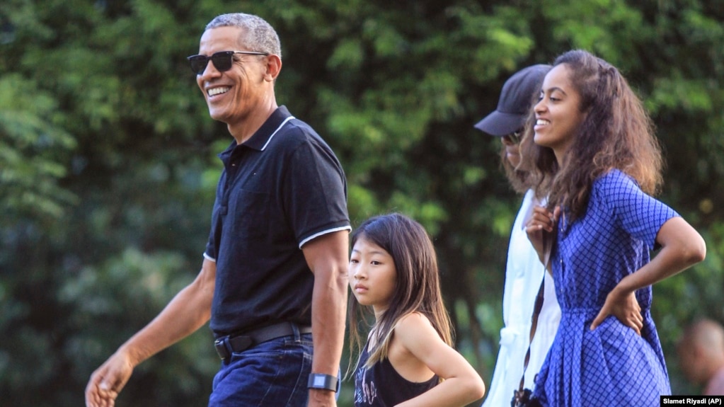 L'ancien président américain Barack Obama, à gauche, se promène avec sa femme Michelle, à l'arrière droite, et sa fille Malia, à leur arrivée, pour une visite au temple de Borobudur à Magelang, Java central, Indonésie, mercredi 28 juin 2017. 