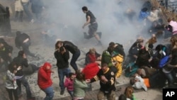 Cảnh hỗn loạn sau vụ nổ bom tại cuộc đua marathon ở Boston, ngày 15/4/2013. 