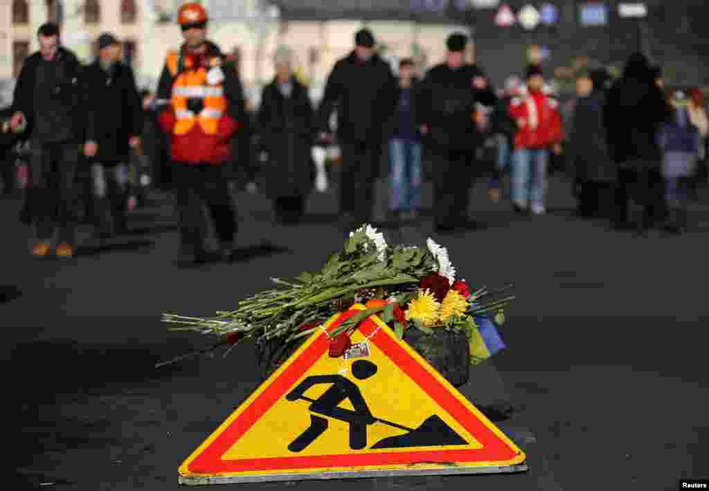 우크라이나 반정부 시위대 과정에서 사망한 희생자들을 애도하는 꽃과 싸인이 키예프 독립광장에 놓여 있다.