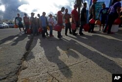 Colas a la espera de poder comprar gasolina para los generadores en Aibonito, Puerto Rico, tras el paso del huracán María. Sept. 25, 2017.