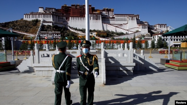 资料照：中国士兵在拉萨布达拉宫前举行换岗仪式。（2020年10月15日）
