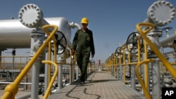 石油技术人员在德黑兰西南方的油田（资料照片）
