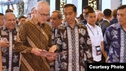 Presiden Jokowi berbincang dengan mantan PM Australia Malcolm Turnbull di sela-sela pertemuan tahunan "Our Ocean Conference" di Bali, Senin (29/10). (Courtesy: Setpres RI)