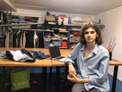 Mahasiswa desain busana Hugo Castejon-Blanchard dari Institut Francais de la Mode, di sebuah bengkel kerja di Antony, dekat Paris, Perancis, 11 Juni 2021. (REUTERS/Michaela Cabrera)