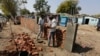 Radnici grade zid ispred sirotinjske četvrti u gradu Ahmedabadu, u indijskoj državi Gudžarat, uoči posete predsednika SAD Donalda Trampa ( Foto: AP/Ajit Solanki