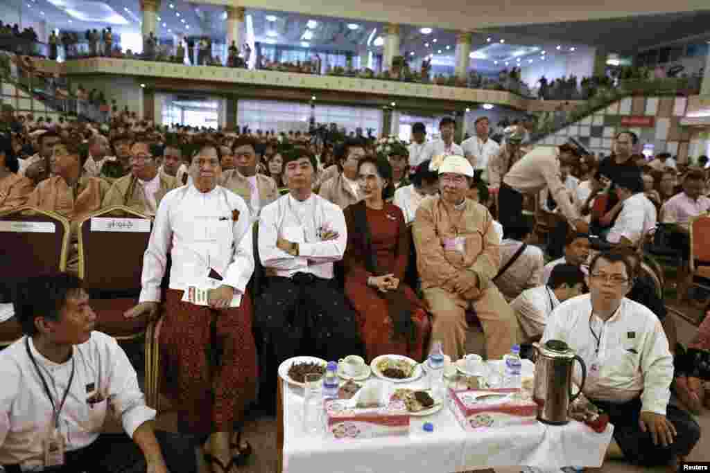 Burmese pro-democracy leader Aung San Suu Kyi and 88 generation student leader Min Ko Naning attend an event on the 25th anniversary of the democratic uprising known also as "8888", Rangoon, August 8, 2013.