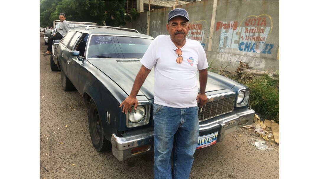 Rafael Corona, de 60 años, dice que puede vender su vieja camioneta por lo mismo que le costó reparar su motor: 500 dólares.