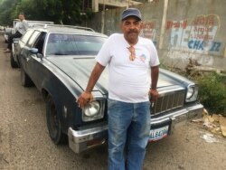 Rafael Corona, de 60 años, dice que puede vender su vieja camioneta por lo mismo que le costó reparar su motor: 500 dólares.