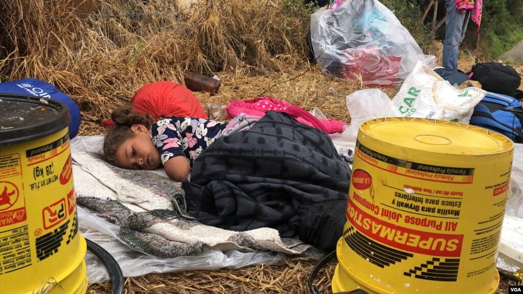 Norelys Medina, una migrante venezolana de cinco años, duerme cerca de la zona rural en la frontera de Colombia y Ecuador. Está enferma con fiebre y diarrea después de viajar con su madre y su hermana a pie durante más de 30 dÃas para llegar a su destino. Ipiales, Colombia, 11 de septiembre de 2019. Foto: Celia Medoza - VOA.