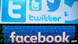 Cette combinaison de photos réalisée le 22 août 2018 montre les logos de Twitter et du réseau social Facebook, deux réseaux sociaux très utilisés. 