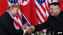 US President Donald Trump (L) shakes hands with North Korea's leader Kim Jong Un following a meeting at the Sofitel Legend Metropole hotel in Hanoi on February 27, 2019. 