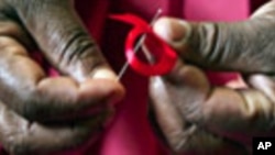 A Kenyan woman prepares ribbons ahead of World Aids Day at Beacon of Hope center, a non-government organization formed to address women's problem of HIV/AIDS in Nairobi (File)
