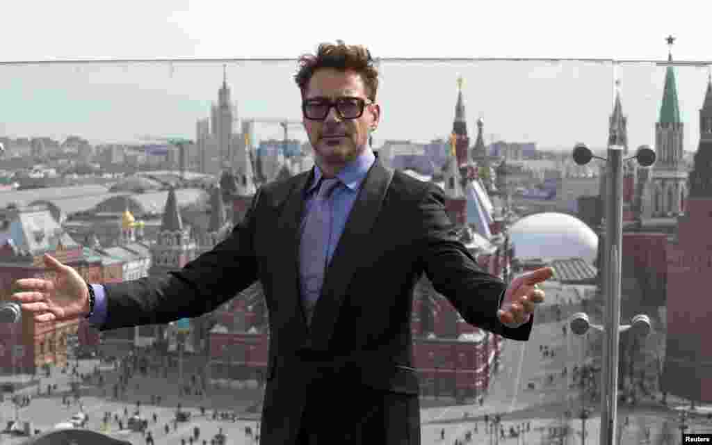 N. 10 - Robert Downey Jr. A Marvel foi acusada de pagar mal as suas estrelas dos filmes de super heróis. Mas quando se fala de Robert Downey Jr. Como Homem de Ferro ele tem sido o líder de filme como &quot;Avengers&quot; que é já o terceiro filme mais rentável de todos os tempos. A maior parte dos lucros de Downey Jr. em 2013 vieram do &quot;Homem de Ferro 3&quot; com 1.2 mil milhões de dólares.