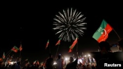 اتوار کی رات کراچی میں ہونے والے تحریکِ انصاف کے جلسے میں آتش بازی کی جا رہی ہے۔
