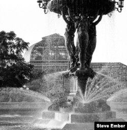 Bartholdi Fountain and US Botanic Garden in Washington, DC (Steve Ember/VOA)
