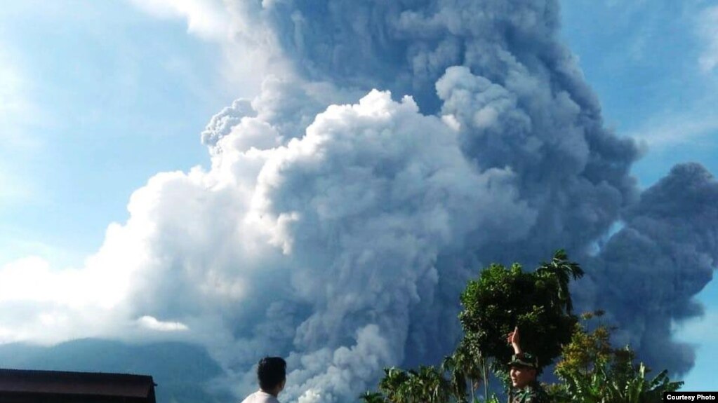 Gunung Sinabung di Sumatera Utara yang terus aktif sampai saat ini. (Foto: BNPB)