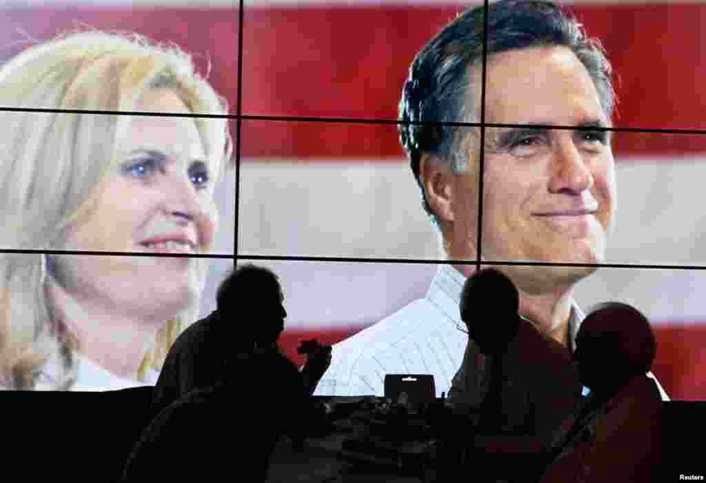 共和党全国代表大会会场的餐厅旁的屏幕播放总统候选人罗姆尼和他的夫人安罗姆尼的图片