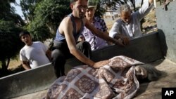 Syrians wounded in an air strike that hit their homes evacuate a field hospital after a second air strike in Azaz on the outskirts of Aleppo, Syria, August 15, 2012. 