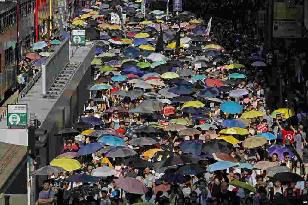 8月20日，数以万计的香港人冒着35度的高温和高湿走上街头，参加社民连等多个政党和团体发起的从湾仔至中环终审法院的大游行，声援过去一周被上诉庭改判加刑监禁的闯公民广场案双学三子及闯立法会案的13名抗争者，抗议政府政治检控，撕裂社会