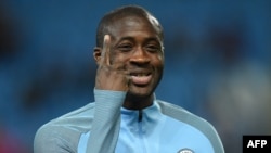 Le milieu de terrain ivoirien de Manchester City, Yaya Toure, se prépare pour le match de football du Groupe F de l'UEFA Champions League entre Manchester City et Naples au stade Etihad de Manchester, au nord-ouest de l'Angleterre, le 17 octobre 2017. / A