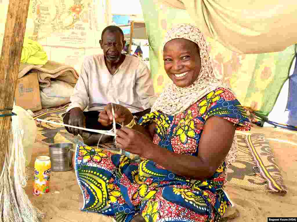 Cette réfugiée fait du tissage manuel avec son mari assis à côté dans le camp de Dar Es Salam à Baga-Sola (ouest du Tchad), 2 avril 2016. (Photo voa Bagassi Koura).