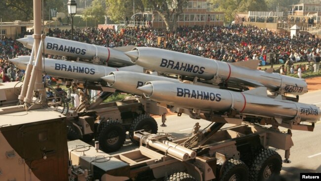 Tên lửa hành trình siêu thanh Brahmos tại lễ diễu binh dịp Quốc khánh Ấn Độ hôm 23/1/2006. Theo ruyền thông Ấn Độ, Việt Nam có thể đặt mua loại tên lửa này trong chuyến thăm của Bộ trưởng Quốc phòng Rainath Singh tới Hà Nội trong tháng này.