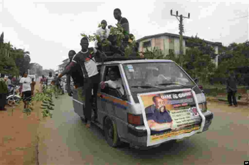 Wani gungun jama’a suna tunawa da rayuwar shugaban kungiyar Biafra Dim Chukwuemeka Ojukwu suna jerin gwano a kan titin Nnewi, Najeriya ranar Larabar 29 ga Fabrairu, 2012. Ana shirin jana’izar shugaban yakin basasan Biafran ranar jumma’a a birnin da ya
