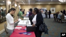 미국 플로리다주 다니아 비치에서 열린 취업박람회를 찾은 구직자들. (자료사진)