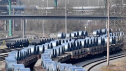 Kumparan baja berada di atas gerbong saat meninggalkan pabrik baja Thyssenkrupp di kota Duisburg, Jerman (foto: ilustrasi). 