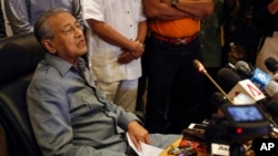 Former Malaysian prime minister Mahathir Mohamad speaks at a press conference in Putrajaya, Malaysia, Feb. 29, 2016. Mahathir has quit the country's ruling party, saying it has been hijacked by his embattled successor Najib Razak to protect his interests.