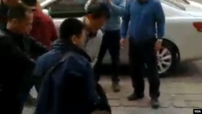 中国广州女律师孙世华指控警察涉嫌构陷羞辱事件证人之一梁颂基在北京被公安便衣强行带走