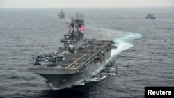 Tàu sân bay USS Boxer trong một cuộc tập trận. Ngày 16/6/2016, tàu sân bay USS Boxer mở cuộc tấn công đầu tiên chống Nhà nước Hồi giáo từ vị trí của tàu tại vùng Vịnh.