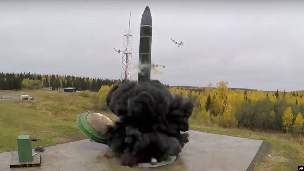 资料照片：俄罗斯国防部新闻局发布的日期不明的图像显示一枚洲际弹道导弹从一座发射井内升空。(photo:VOA)