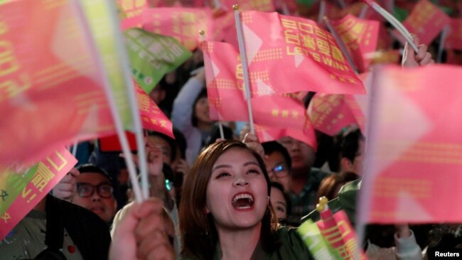 在台北民进党总部外的蔡英文总统的支持者。（2020年1月11日）