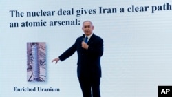 Arhiva - Izraelski premijer Benjamin Netanjahu predstavlja podatke o razvoju iranskog nuklearnog oružja tokom konferencije za štampu u Telavivu, 30 aprila 2018. Netanjahu je rekao da je njegova vlada došla u posed "pola tone" tajnih iranskih dokumenata koji dokazuju da je vlada u Teheranu imala nuklearni program.